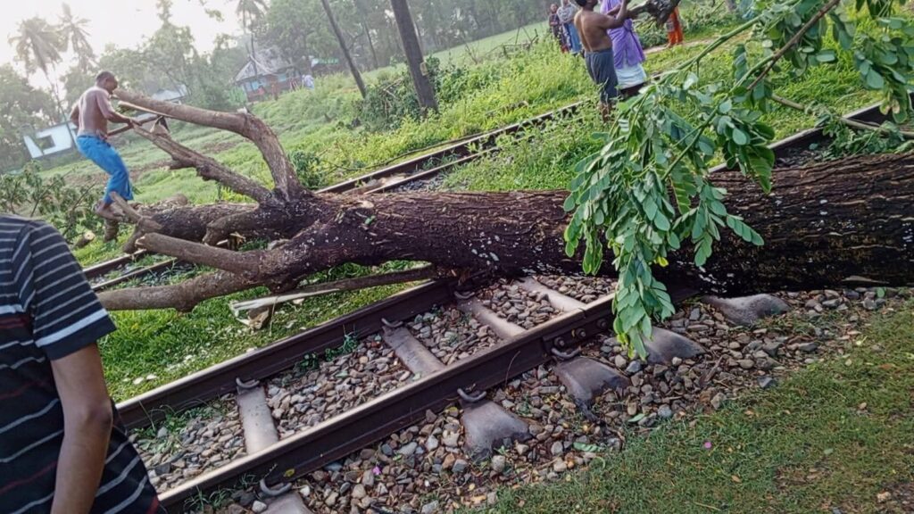 বৈরী আবহাওয়ায় বিপর্যস্ত রেলপথ, নোয়াখালী-ঢাকা ট্রেন চলাচল অচলাবস্থা