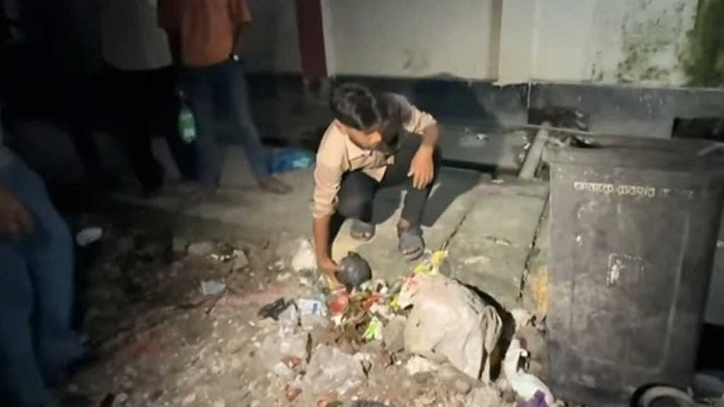 রংপুর মেডিকেলে দালালকে ধরে ময়লা পরিষ্কার করালো ছাত্রদল নেতারা!
