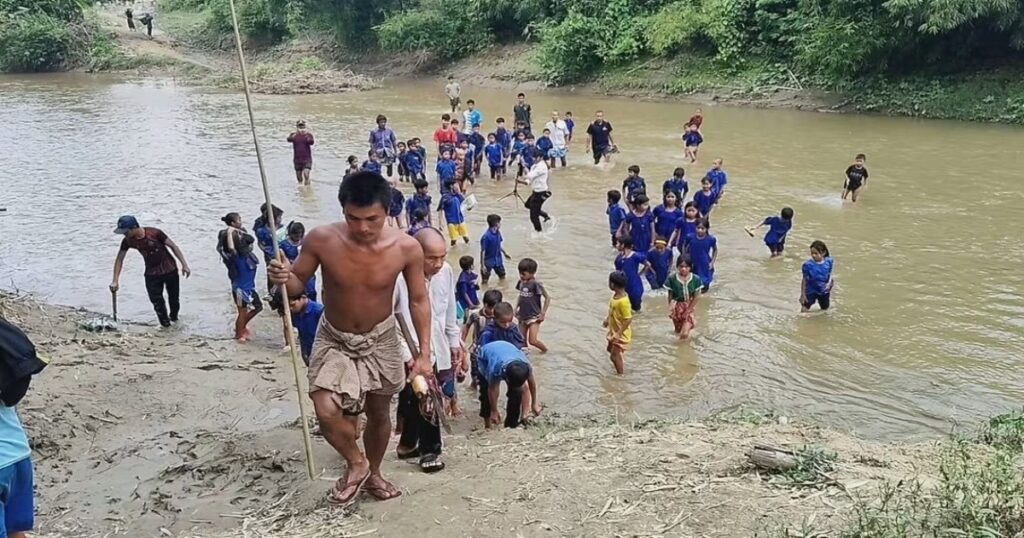 সেতুর অভাবে খালের পানি পার হয়ে বিদ্যালয়ে যায় ৫ শতাধিক শিশু