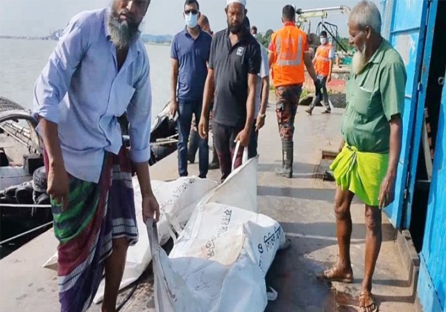 মেঘনায় ট্রলারডুবি: দুই দিন পর মিলল তিন ভাই-বোনের মরদেহ, নিখোঁজ বাবা